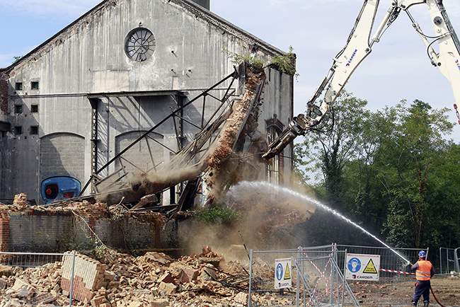 Cette image, prise par Joël Estrade, photographe et pilote de drone, représente un ancien bâtiment industriel en cours de démolition