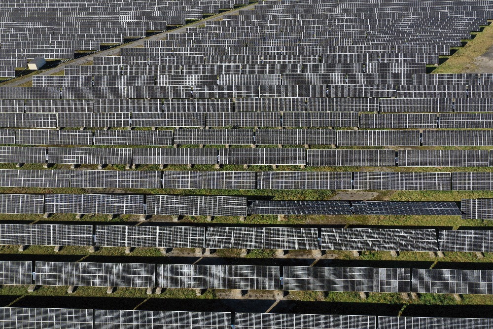 Cette photo représente une installation de plusieurs centaines de panneaux solaires