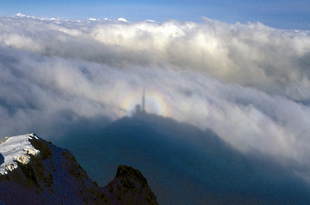 Cette photo, prise par Joël Estrade, photographe basé en Comminges, Haute-Garonne, Occitanie, représente le spectre de Brocken. C'est un phénomène lumineux très particulier que l'on retrouve de temps en temps en montagne